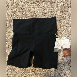 Vuori | Studio Pocket Short in Black - Size Small